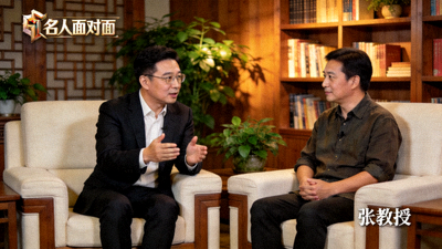 名人访谈对话节目现场 - 主持人与嘉宾在舒适环境中交谈